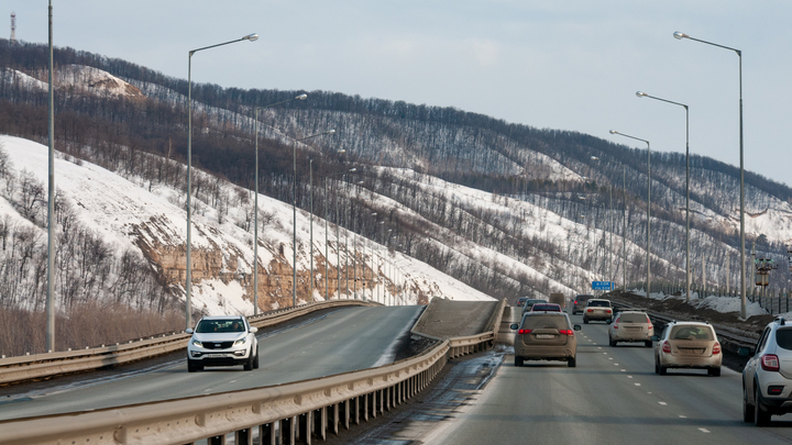 Женщина-водитель сбила парня на мопеде, а затем полезла в драку. Прохожие молча наблюдали
