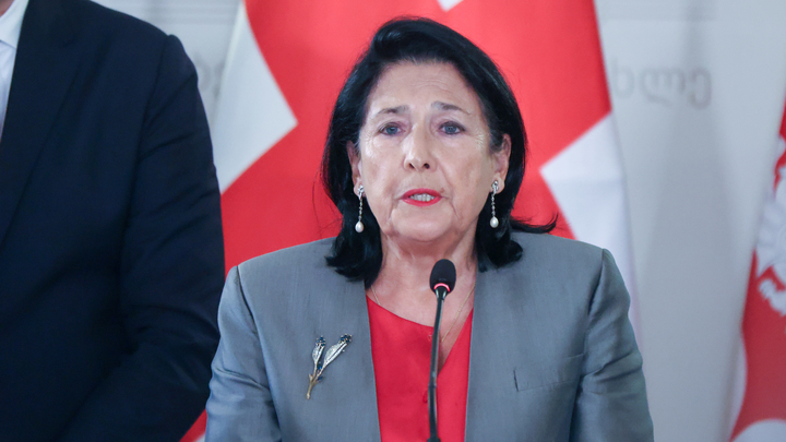 Президент Грузии Зурабишвили заявила об установленном перед ее дворцом поезде: Посмотрим, кто на нём поедет