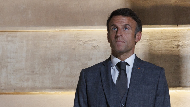 К чему сине-жёлтая тряпка? Макрона обвинили в осквернении флага в новогоднем видео