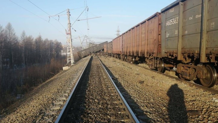Жёсткая авария в Амурской области: Под откос пошли 20 вагонов грузового поезда