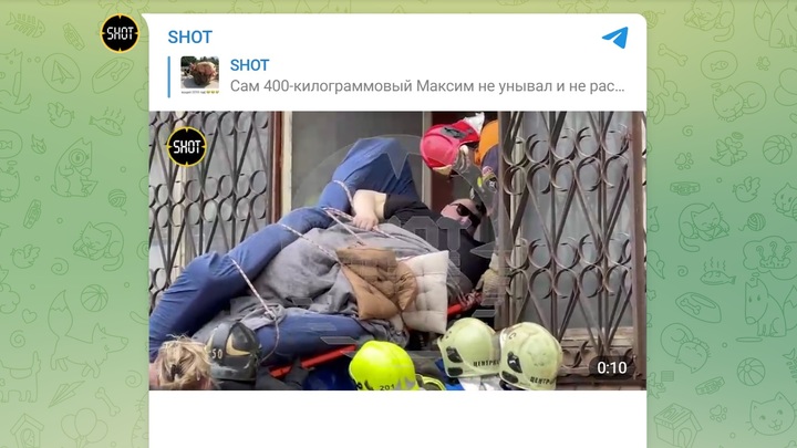 Появилось видео спасения 400-килограммового мужчины через окно в Москве