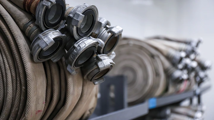 Крупный пожар тушат на юго-востоке Москвы: Что известно, видео