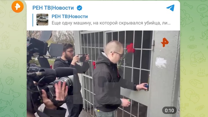 Москвичи несут цветы и свечи к месту убийства байкера на парковке
