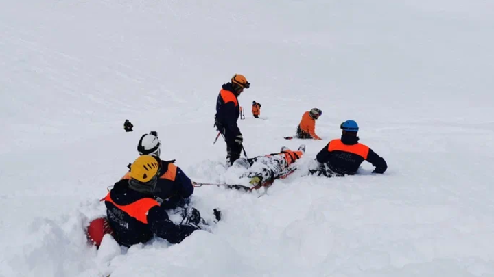 В Сочи спасатели эвакуировали со склона горы Каменный столб травмированного спортсмена - Видео