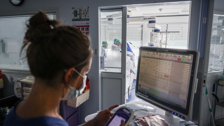 Необязательно чихать и кашлять: Учёные предупредили о быстром способе передачи COVID-19