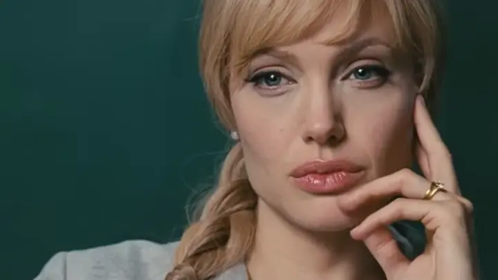 Живёт в каком-то мыльном пузыре: Заклятые подруги Анджелина Джоли и Николь Кидман разругались из-за роли в сериале