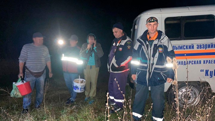 Кубанские спасатели вывели минувшей ночью из леса четырёх грибников