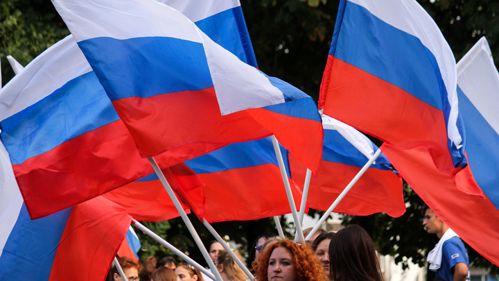 Мама, папа, я: На Кипре сотни людей вышли на центральную площадь с русскими флагами в поддержку традиционной семьи