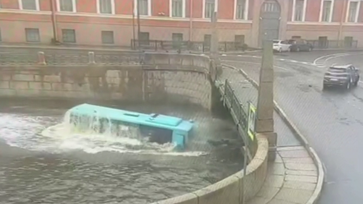 В деле таджика, утопившего автобус в Мойке, появились новые детали. Пострадавшие дали первые показания