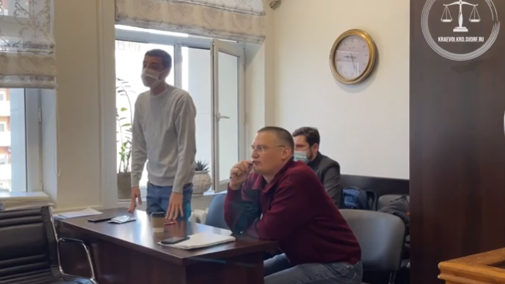 В Краснодаре оштрафовали мужчину, плюнувшего на баннер с изображением буквы Z