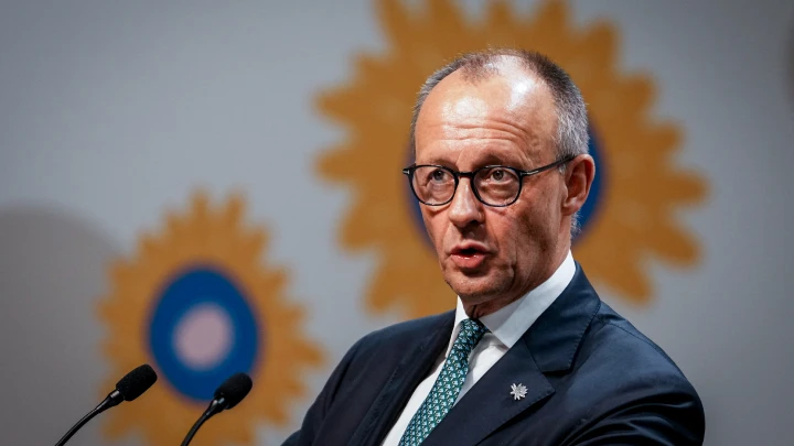 Мерц отбирает у немцев пенсии, чтобы отдать Зеленскому: Ещё девять миллиардов евро для Украины