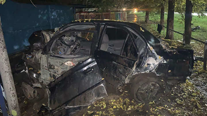 В Сызрани автомобиль Hyundai врезался в Ладу, дерево и забор