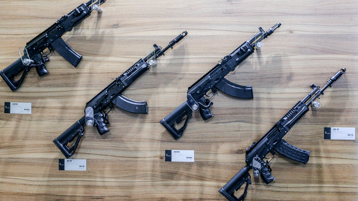 Пассажир аэропорта Кольцово пытался провезти позолоченный автомат Калашникова