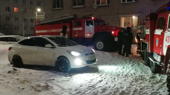 Из горящей пятиэтажки в Покрове пожарные спасли мужчину и двоих детей