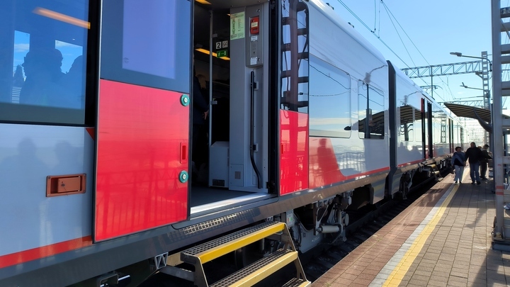 На Кубани двое подростков натащили бревна и ветки на железную дорогу