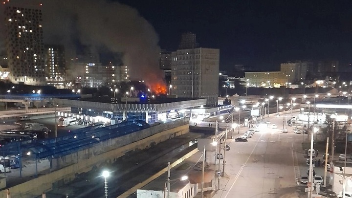 Крупный пожар возле вокзала Ростов-Главный уничтожил здание в ночь на 30 декабря