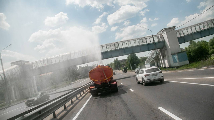 Из-за жары в Подмосковье поливальные машины начали увлажнять воздух