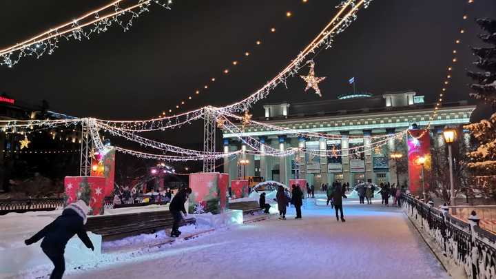 Треснул лёд: В Новосибирске временно закрыли каток возле Оперного театра