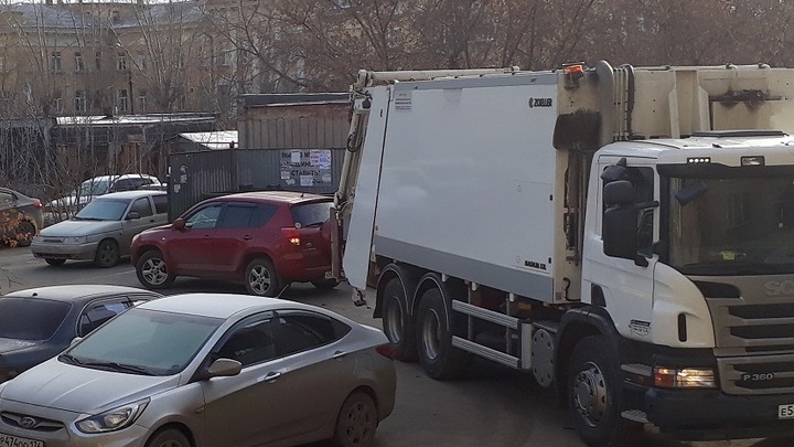 В Ростове-на-Дону нанесли разметку велодорожек перед мусорными баками