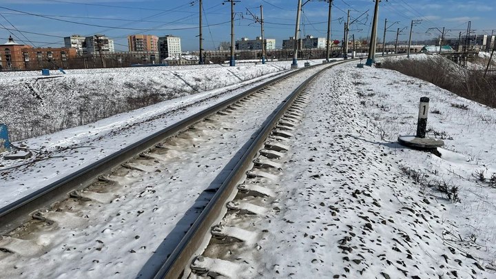Мужчина попал под грузовой поезд в Кузбассе
