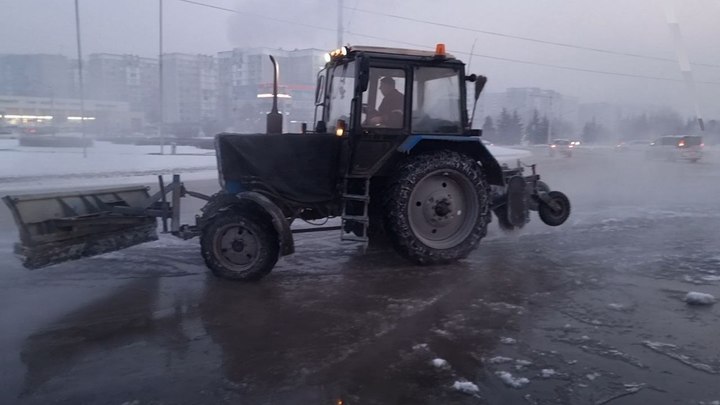 Вода подтопила дорогу в Новокузнецке из-за повреждения трубопровода