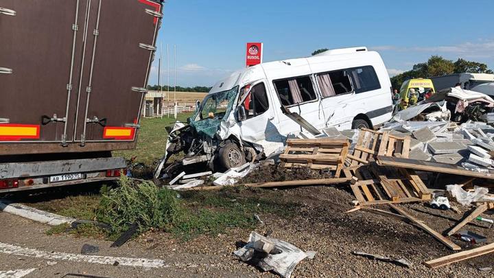 В Армавире два человека погибли и 14 пострадали в массовой аварии