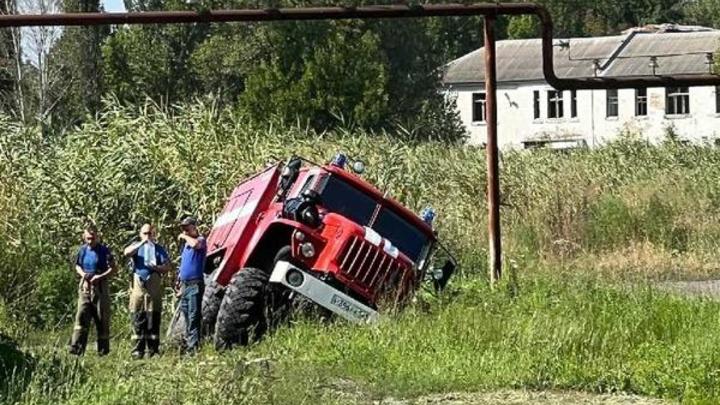 В Ростовской области специальная машина МЧС России не смогла доехать до места тушения пожара