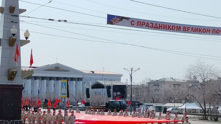 Юнармейцы пронесли масштабную копию Знамени Победы на площади Ленина в Чите