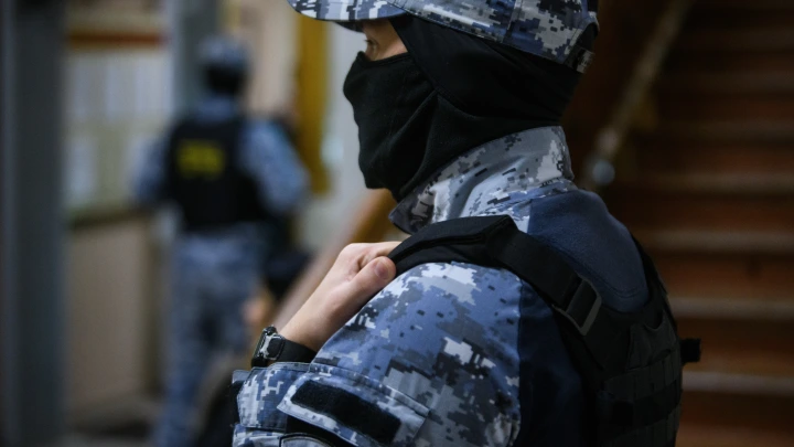 Силовики штурмом взяли квартиру, в которой первоуралец с гранатой держал заложников