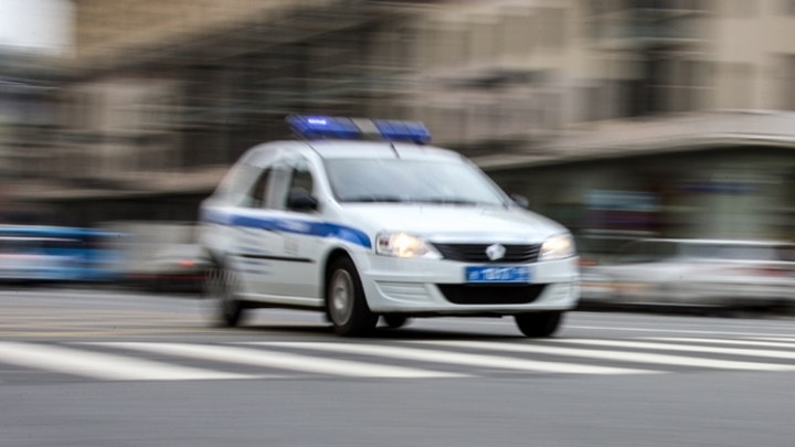 Рядом с больницей Новокузнецка нашли 3-летнюю девочку без родителей