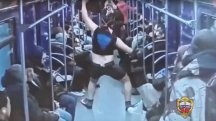 В Москве арестовали танцора в ластах и маске в метро