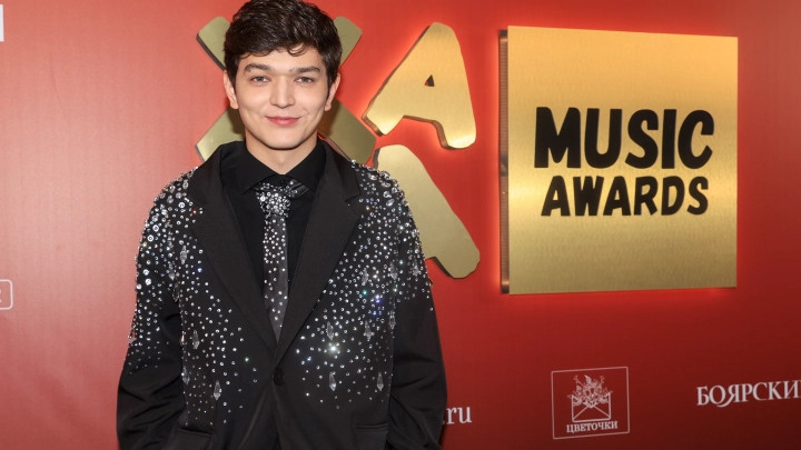 «Сожги его»: что случилось с певцом Akmal, не взявшим сине-желтый пакет