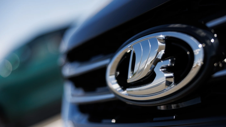 Дебют Lada Aura для такси: автомобиль представили на ПМЭФ-2025