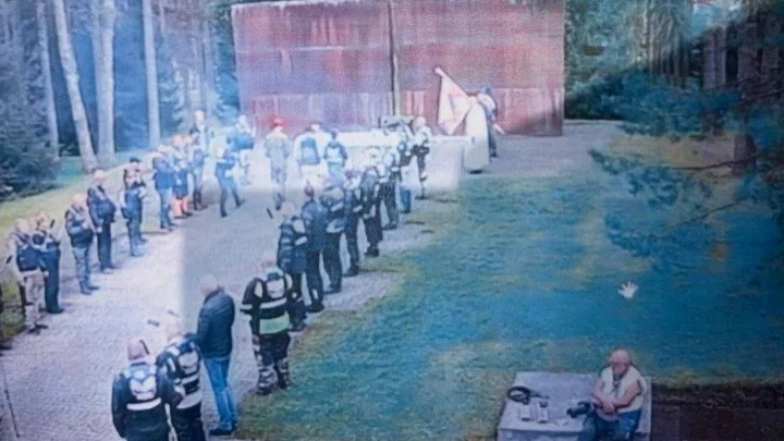 Задержание поляков в Тверской области: что за обряд проводили байкеры у мемориала