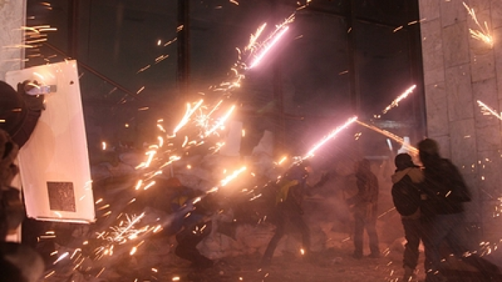 Антимигрантские протесты в Ирландии: езда на пони и сгоревший фургон полиции Антимигрантские протесты в Ирландии: езда на пони и сгоревший фургон полиции