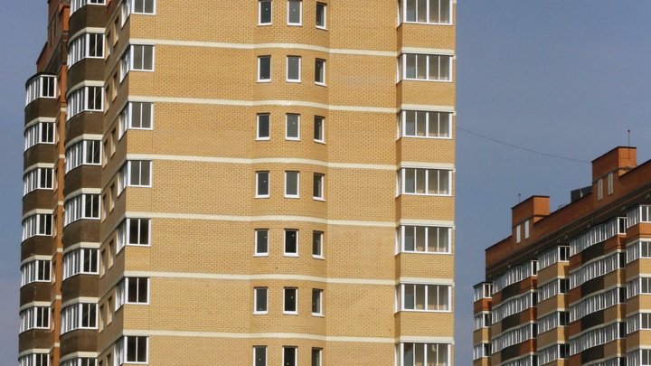 Парень с девушкой выпали с балкона многоэтажки на ул. Сормовской в Краснодаре