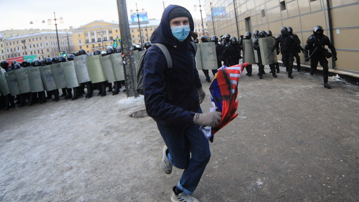 В Кремле паника. Как Джеки Чан, человек на Майбахе и собака вершили в России революцию