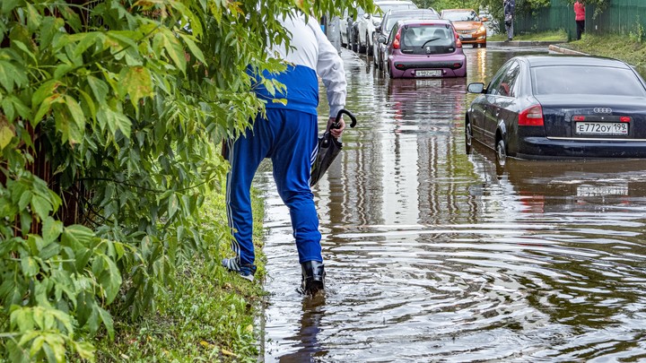 Ливень затопил в Москве десятки автомобилей