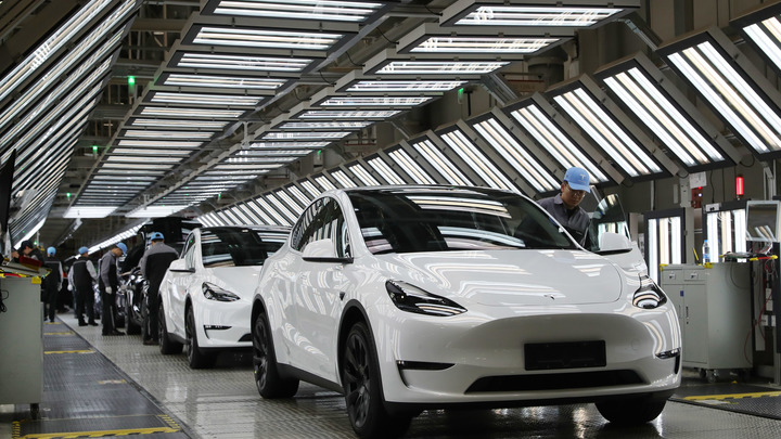 Tesla и Volvo Car приостановят производство в Европе из-за кризиса судоходства в Красном море
