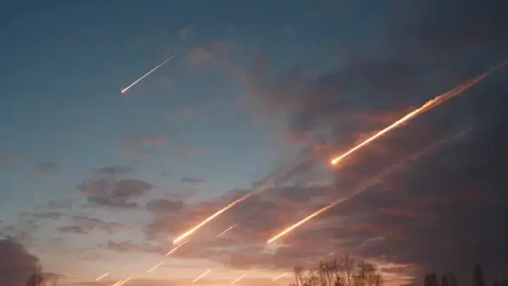 Цепочка неизвестных огней пролетела в небе над Московской областью. Что это было? Рассказываем понятно