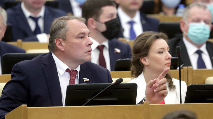 Приехали в Россию, учите язык: В Госдуме выступили против узбекских указателей в метро