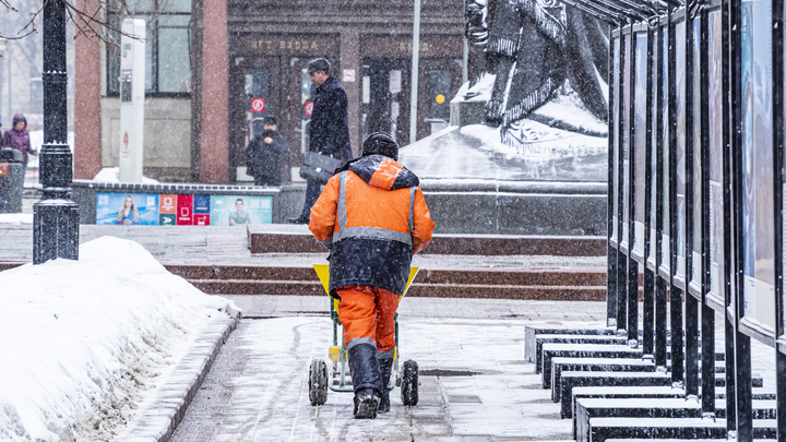 В центре Москвы таксист и коммунальщик подрались из-за ограждения