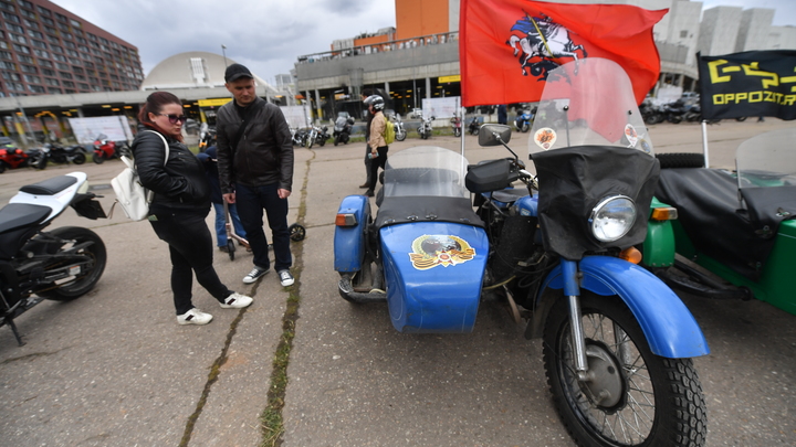 Гонщики на мотоцикле протаранили толпу зрителей в Ирбите. Момент попал на видео