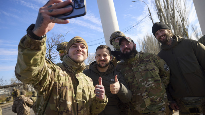 Не только живой щит, но и мотиватор: Зеленский показал, как относится к украинцам