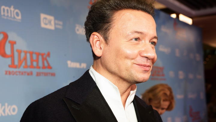 Актёр Александр Олешко появился на премьере фильма на костылях