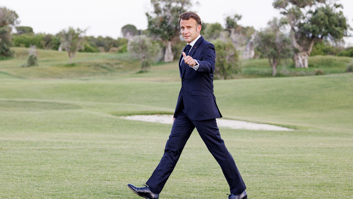 Макрона теснит с поста элита. Предупреждение прозвучало от Олланда: С ним покончено