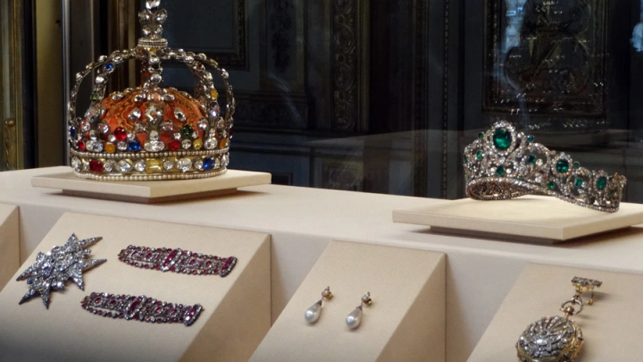 BFMTV: Из Лувра за 4 минуты похитили драгоценности на €88 миллионов