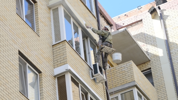 В сгоревшей многоэтажке по Российской в Краснодаре начали установку окон