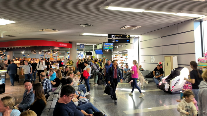 День просидели в аэропорту: в Сочи задержали вылет в Стамбул на 14 часов