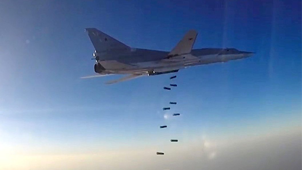 Российские Ту-22М3 уничтожили склады вооружения Исламского государства под Аль-Маядином Российские Ту-22М3 уничтожили склады вооружения Исламского государства под Аль-Маядином